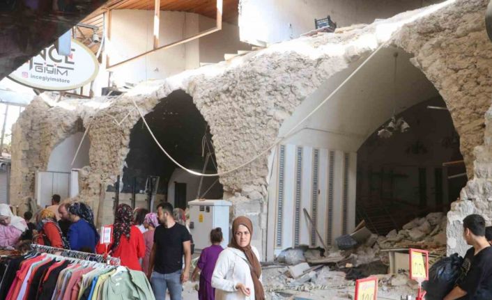 Enkaz kent Hatay’da molozların arasında bayram alışverişi