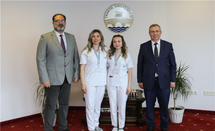 Erasmus öğrencisi anne Gülcan Ahmed ve kızı Fatma Hayrulla mutluluklarını Rektör Tabakoğlu ile paylaştı