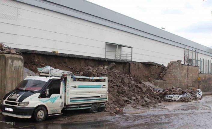 Ertekin’den geçmiş olsun mesajı: "Olumsuz hava şartlarından etkilenen Kayserili hemşehrilerimize geçmiş olsun"