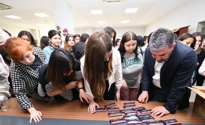 Ertuğrul Başkan’dan kamp dönüşü genç kampçılara hediye