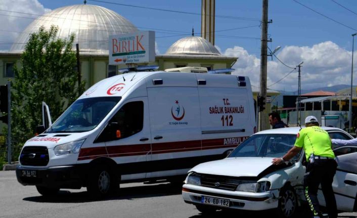 Erzincan’da iki ayrı trafik kazasında 6 kişi yaralandı