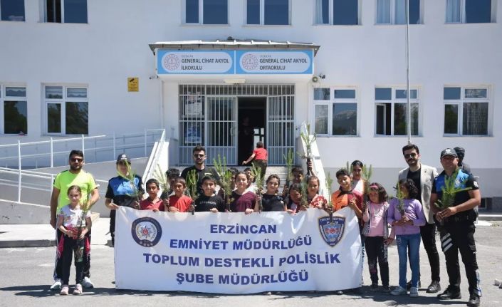 Erzincan’da polisler çocuklarla fidan dikti