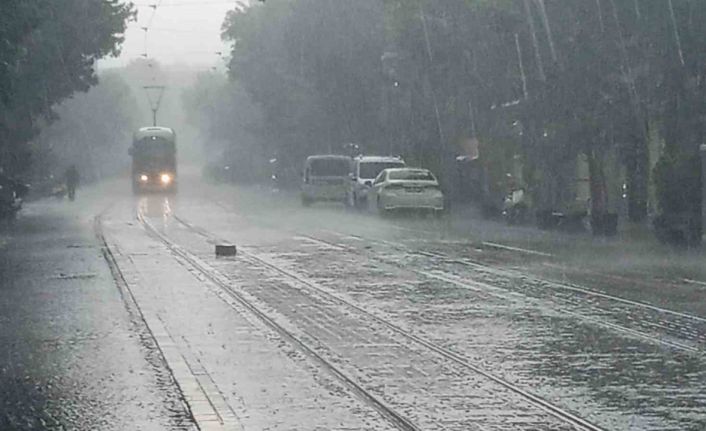 Eskişehir’de aniden bastıran kuvvetli sağanak yağış kentteki yaşamı olumsuz etkiledi
