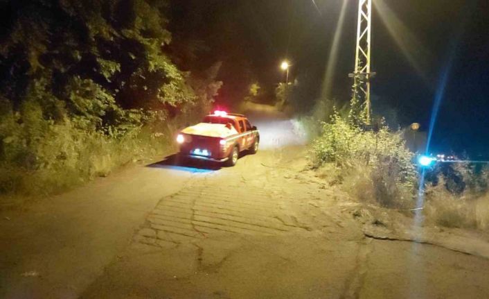 Evinin önünde ateş yaktı, ekipler alarma geçti