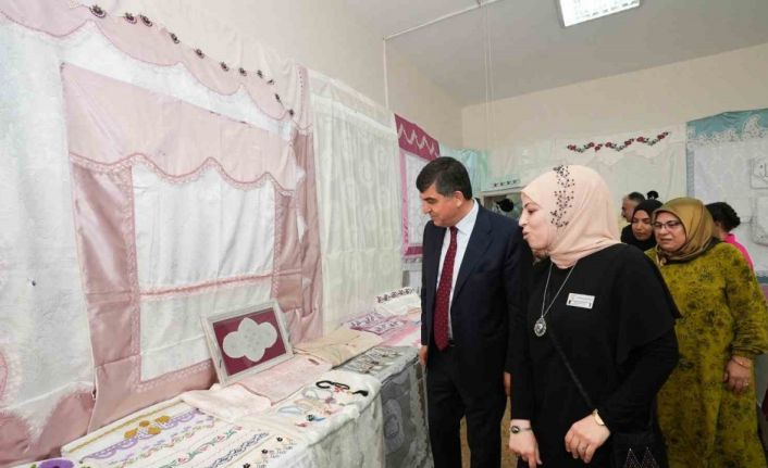 Fadıloğlu, 7 aile merkezindeki serginin açılışını yaptı