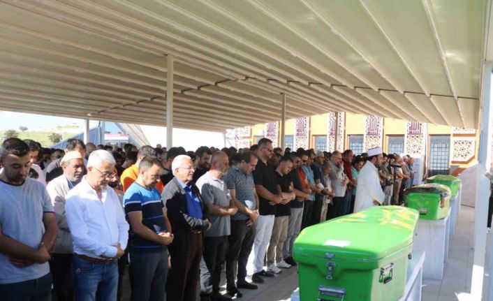 Feci kazada hayatını kaybeden anne ve iki çocuğu son yolculuğuna uğurlandı