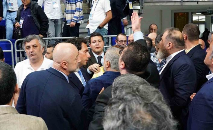 Fenerbahçe Olağan Genel Kurulu’nda gerginlik!