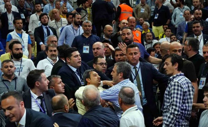 Fenerbahçe’nin 2022 Yılı Olağan Mali Genel Kurul Toplantısı’nda Başkan Ali Koç’un konuşması sırasında salonda gerginlik çıktı ve 15 dakika ara verildi.