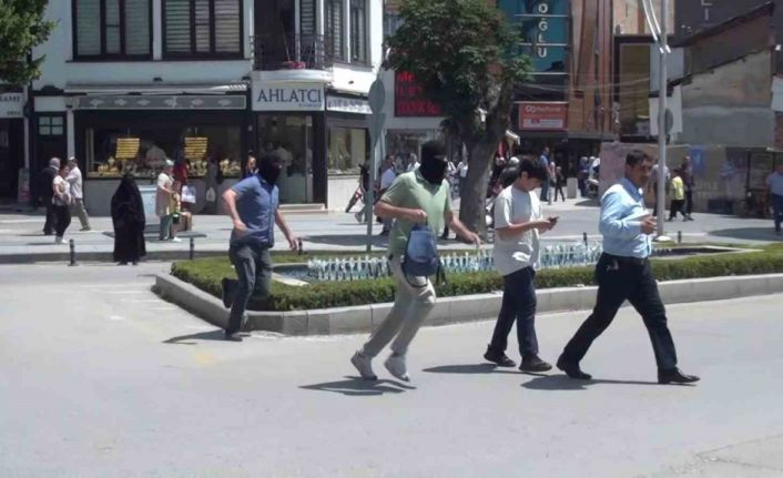 Filmleri aratmayan tatbikatı gerçek sandılar, hırsız kılığındaki polisi yakalamaya çalıştılar