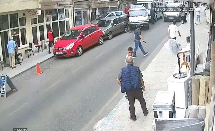 Freni boşalan minibüs park halindeki araçlara daldı