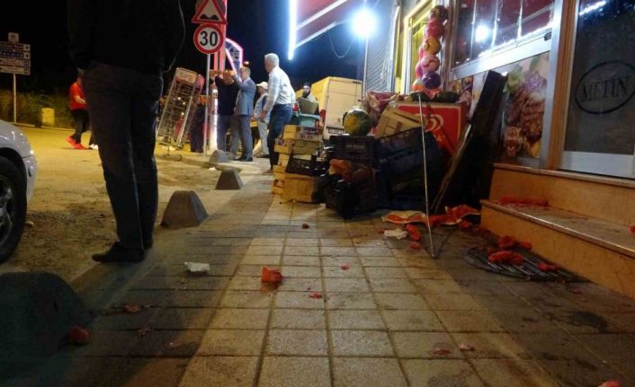 Freni boşalan park halindeki servis midibüsü markete daldı