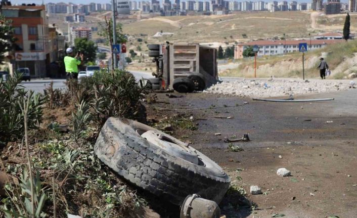 Freni patlayan moloz yüklü kamyon, önce durağı, ardından elektrik direklerini ve ağaçları yıktı