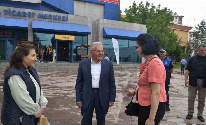 Fuar ziyaretinde depremzede esnaftan Başkan Büyükkılıç’a: “Sizleri hep örnek gösterdik”