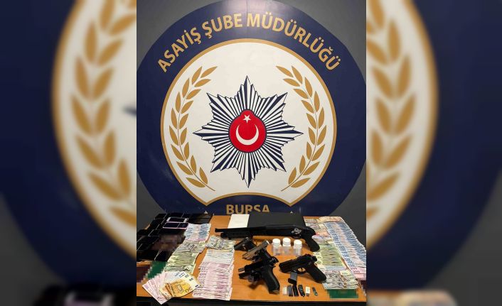 Fuhuşa sürükledikleri genç kızların kataloğunu basıp pazarlamışlar