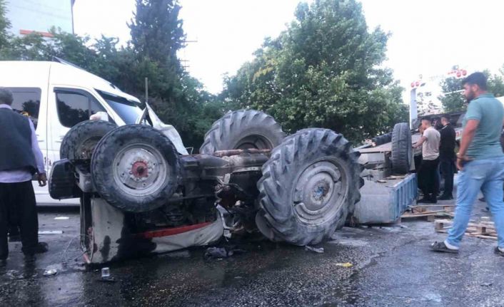Gaziantep’te yolcu servisi ile traktör çarpıştı: 1 ölü, 1 yaralı