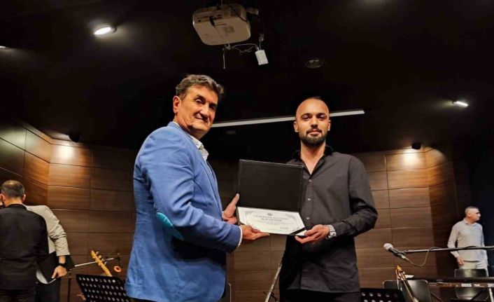 Gediz Halk Eğitim Merkezinden depremzedeler yararına Türk Halk Müziği konseri