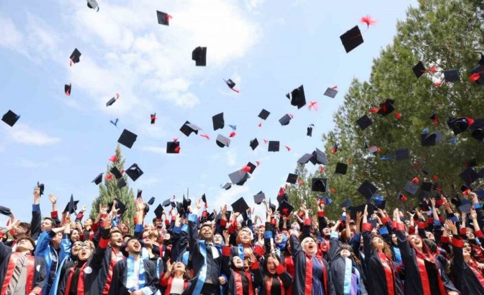 Gediz Sağlık Hizmetleri Meslek Yüksekokulu’nda mezuniyet coşkusu