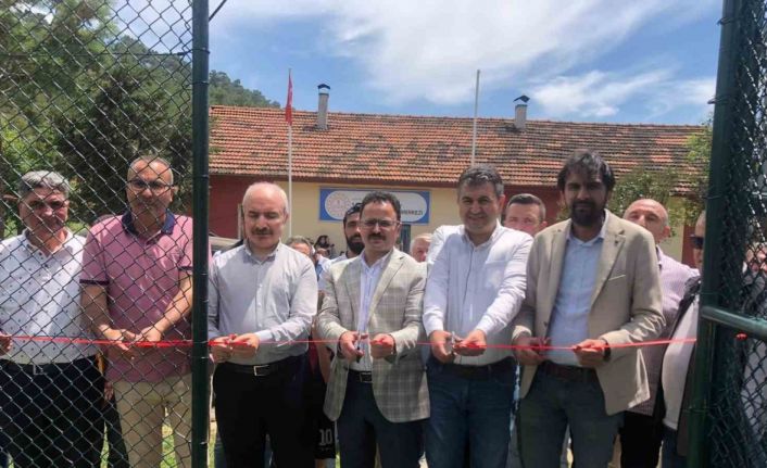 Gediz’de merhum muhtar Ali Rıza Güneş’in adı köyünde açılışı yapılan halı sahaya verildi