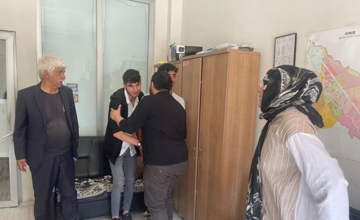 Gençlerden örnek davranış: Buldukları bir çanta dolusu altını polis merkezine teslim ettiler