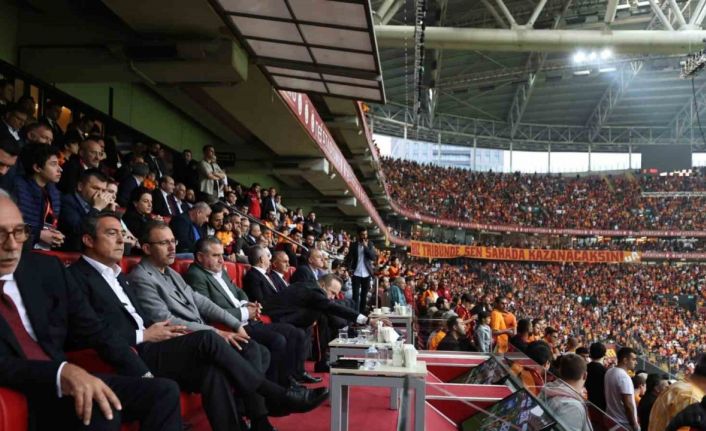 Gençlik ve Spor Bakanı Osman Aşkın Bak, derbiyi takip etti