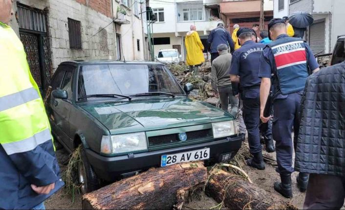 Giresun’un Duroğlu Beldesi’nde sel ve su baskını yaşandı. Birçok ev ve iş yeri su altında kaldı, mahsur kalanlar ekiplerce tahliye edildi.