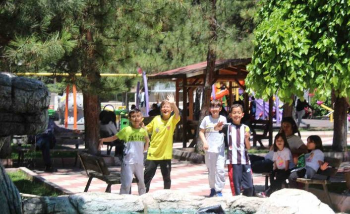 Güneşin yüzünü gösterdiği kentte vatandaşlar sokağa akın etti