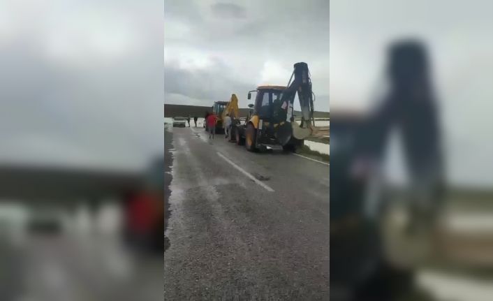 Günyüzü’nde sel sonrası karayolu ulaşıma kapandı