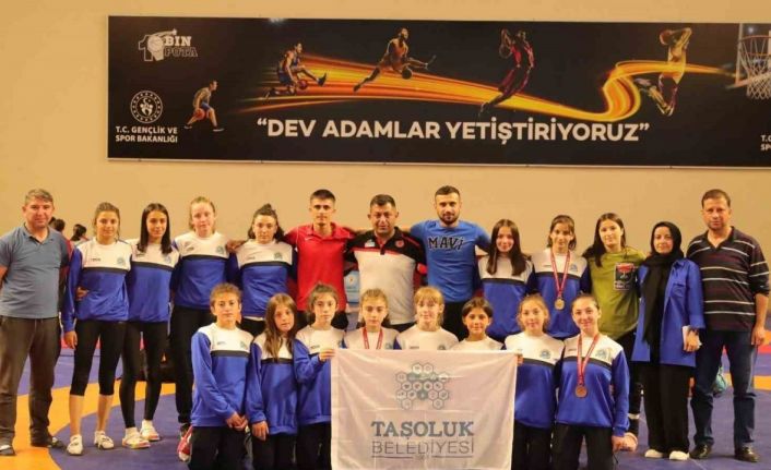 Güreşçi kızların milli takım başarısı