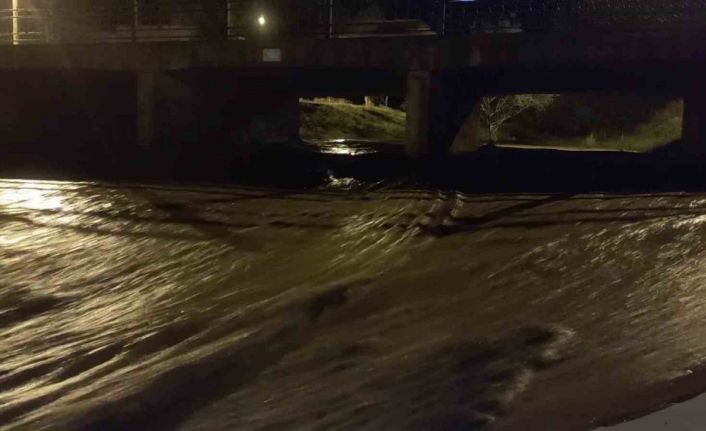 Gürün-Sivas yolunda sel nedeniyle ulaşım aksadı