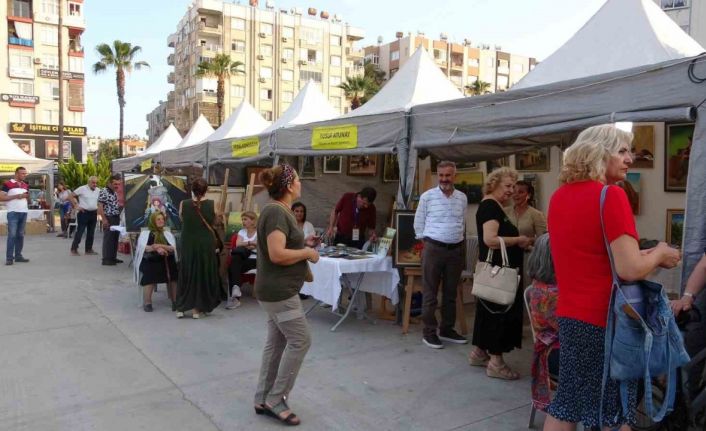 Hatay’da iş yerleri yıkılan esnaf, Mersin’de açılan stantlarla ayakta kalıyor