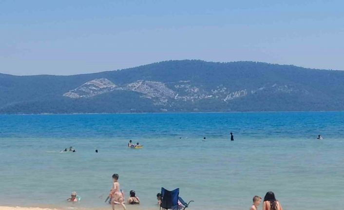 Hava sıcaklığı 35 dereceye yükseldi, Didimliler soluğu sahilde aldı