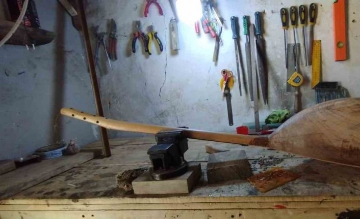 Hayatını kaybeden saz ustası ağabeyinin hatırasını yaşatmak için genç usta kolları sıvadı