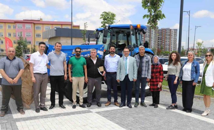 Hayırsever iş insanları SBTÜ’ye traktör bağışladı