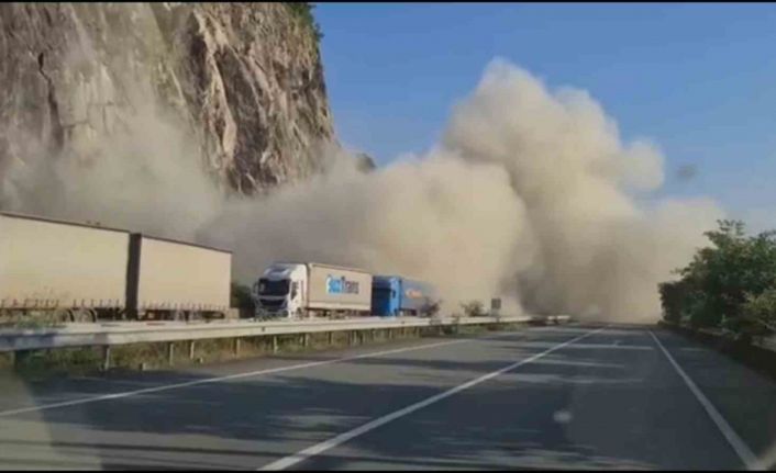 Hopa’da heyelan korkuttu, 1 tır zarar gördü, o anlar kameraya yansıdı