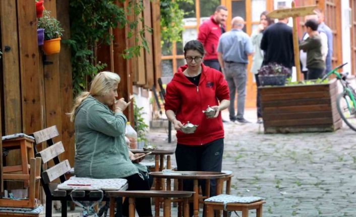 Hüma Hatun Sokağı’nın tamamın kadınlardan oluşan esnafı, ahilik kültürünü yaşatmaya çalışıyor