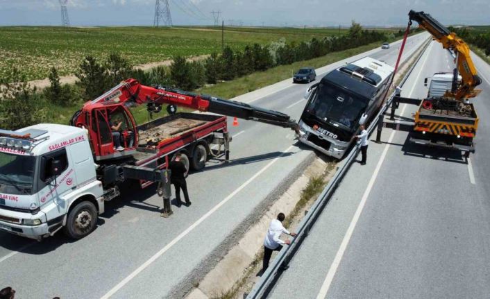 İçerisinde 25 yolcusu bulunan otobüs orta refüje girip bariyerlere çarptı