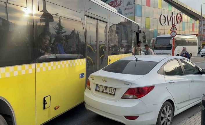 İETT otobüsü yanlış park edilen araçtan dolayı geçemedi: Metrelerce araç kuyruğu oluştu