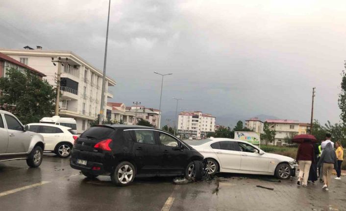 Iğdır’da iki otomobil çarpıştı