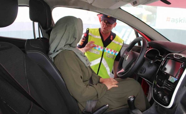 Iğdır’da Jandarma Mobil Eğitim Tırı ve Emniyet Kemeri Simülasyon Aracı ile Uygulamalı Trafik Eğitimi