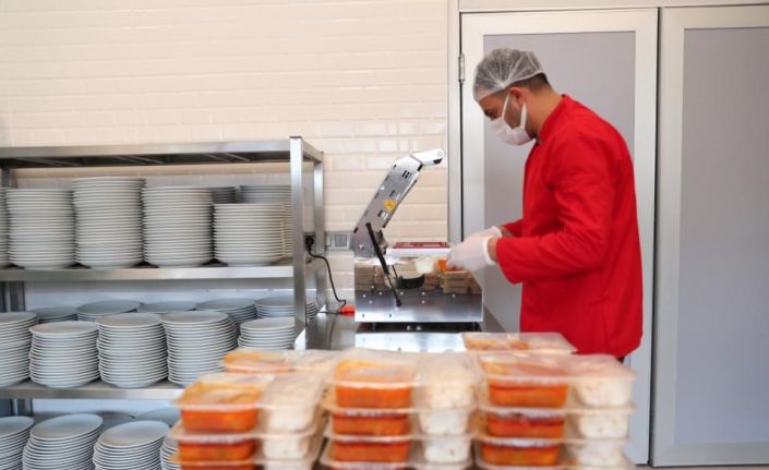 İhtiyaç sahiplerine her gün iki öğün yemek ulaştırılıyor