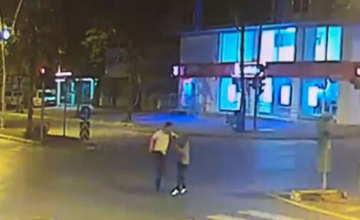 İki elinde tabancayla karısını cadde ortasında darp etti