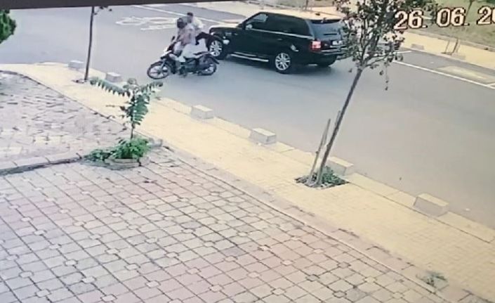 İki kardeşin yaralandığı kaza kameraya yansıdı