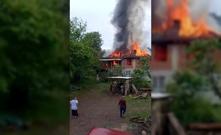 İki katlı ev alev alev yandı