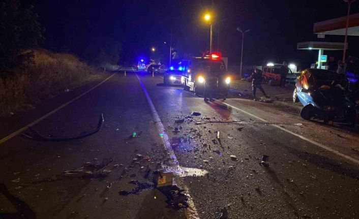 İki otomobil kafa kafaya çarpıştı: 1’i ağır 3 yaralı