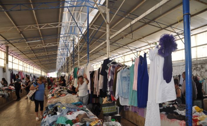 İkinci el pazarında satış yaparak sokak hayvanlarına yardım eli uzatıyor