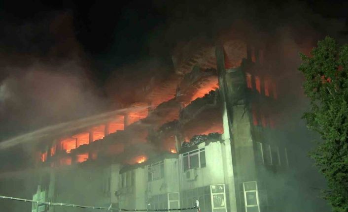 İkitelli’deki yangında söndürme çalışmaları devam ediyor