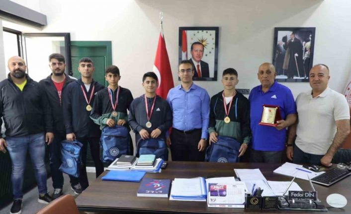 İl Müdürü Din, Ağrılı boksörleri tebrik etti