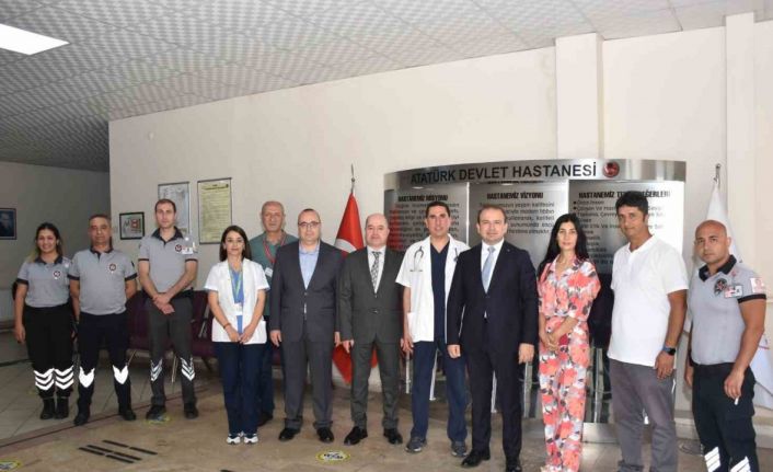 İl Sağlık Müdürü Şenkul, bayramı görev başında geçiren personeli ile bayramlaştı