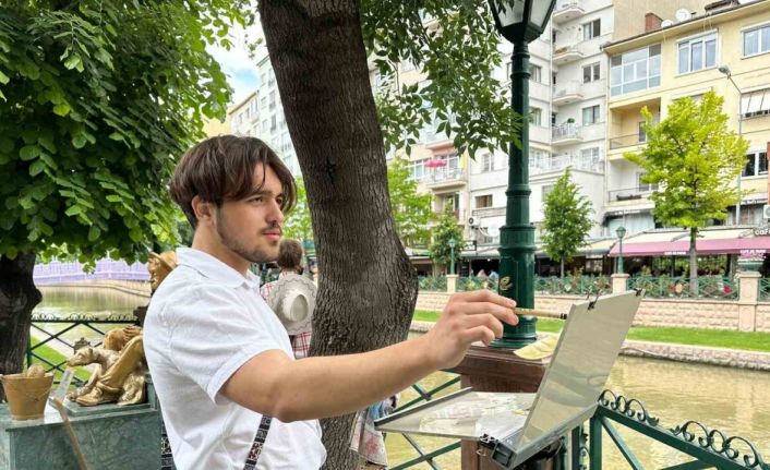 İlk kez geldiği şehrin sokaklarını gezerken sulu boya ile resmediyor