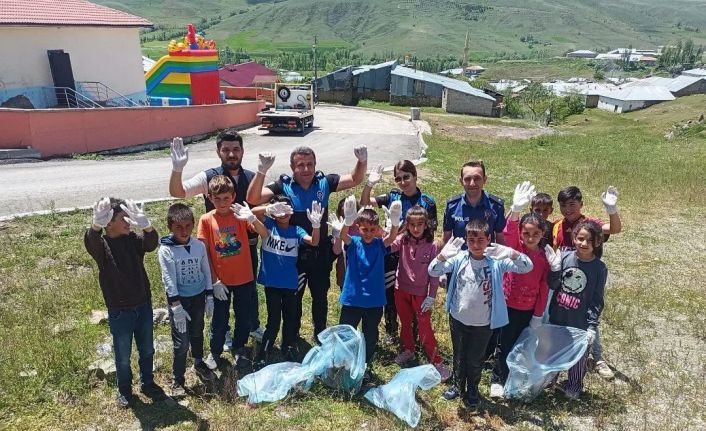 İlkokul öğrencileri polis ağabeyleriyle çevreyi temizledi